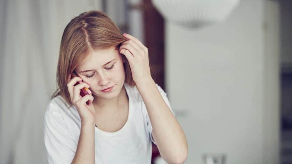 Pige taler i telefon