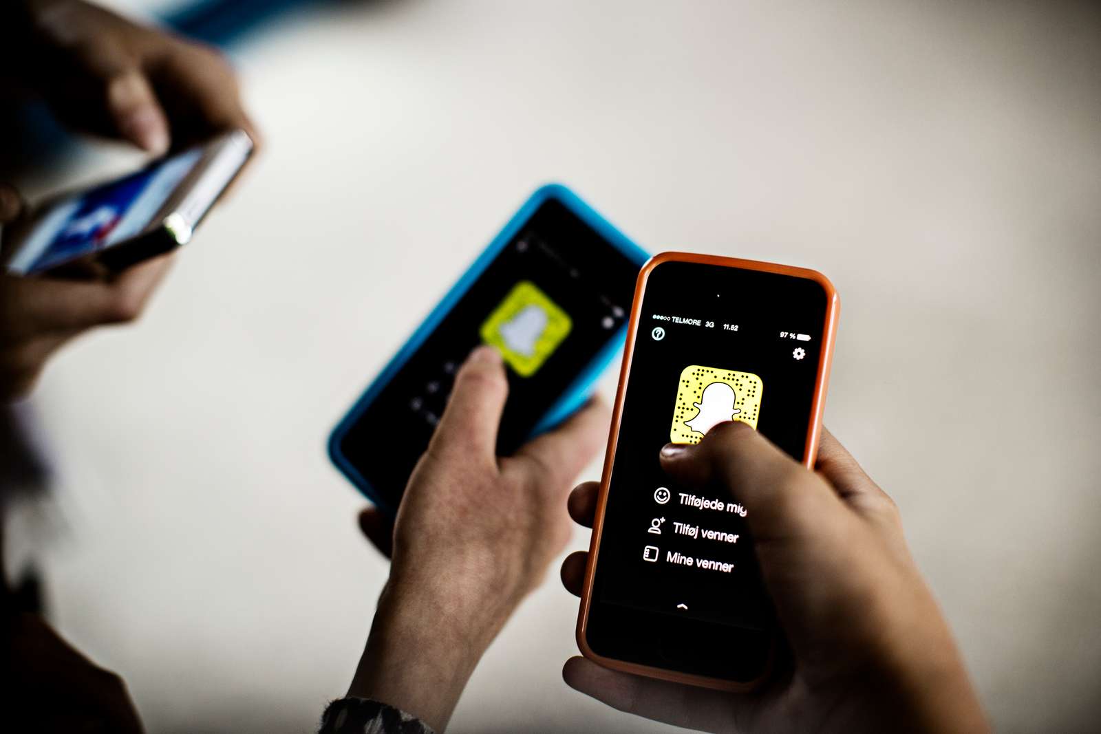 To telefoner der med snapchat fremme