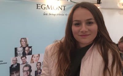 Brunhåret pige smiler til kameraet