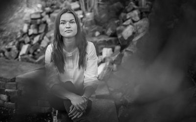 Sort-hvidt billede af kvinde der sidder