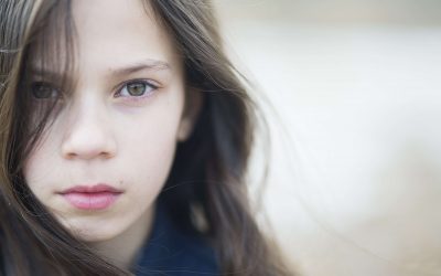Mørkhåret pige kigger ind i kameraet