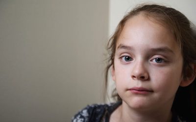 Pige kigger direkte ind i kameraet