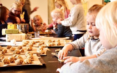 Børnehavebørn i Gentofte bager cookies til fordel for BørneTelefonen