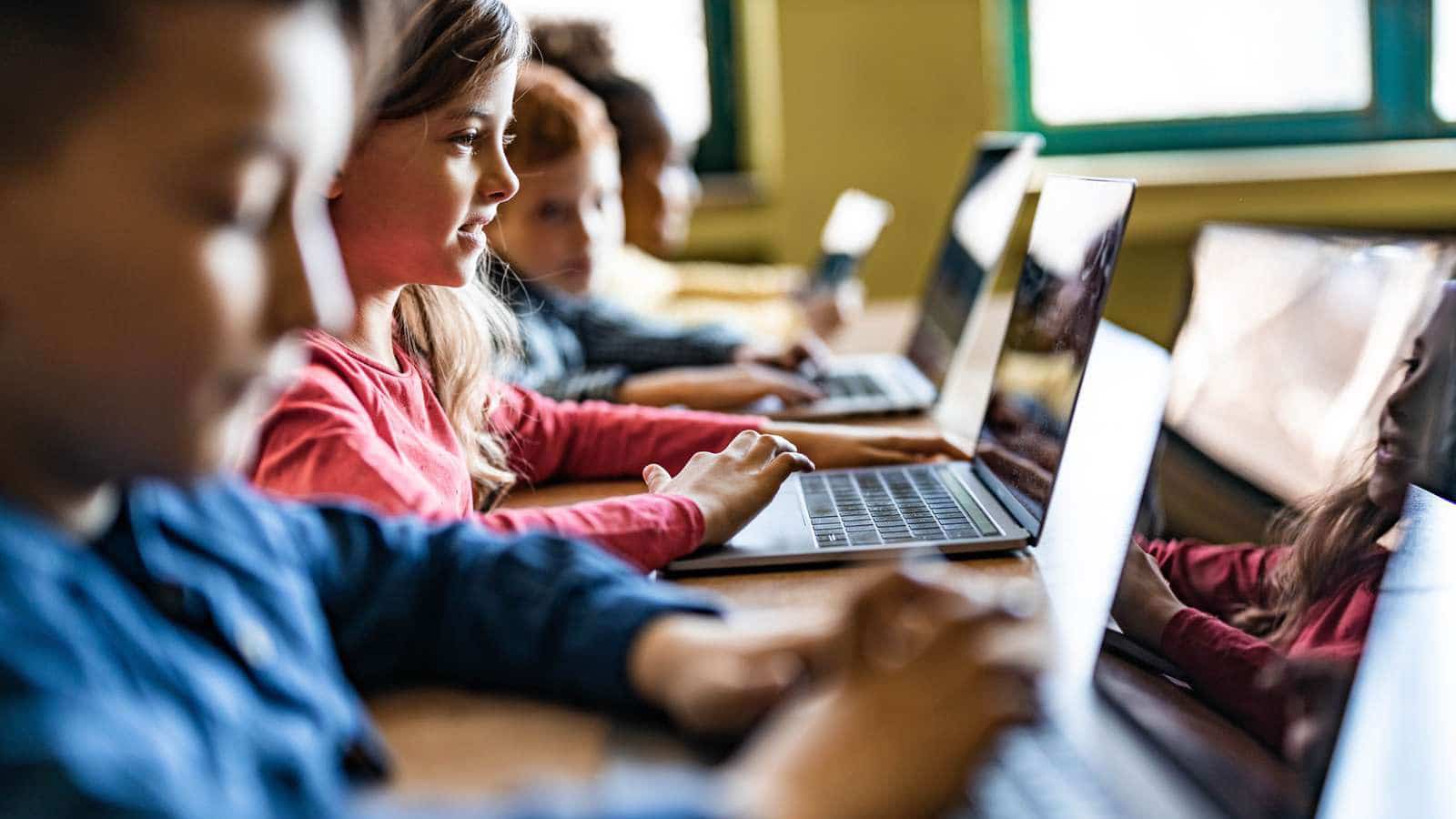 Dreng sidder ved bord