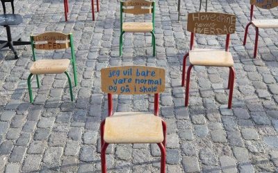 Tomme stole på et fortov