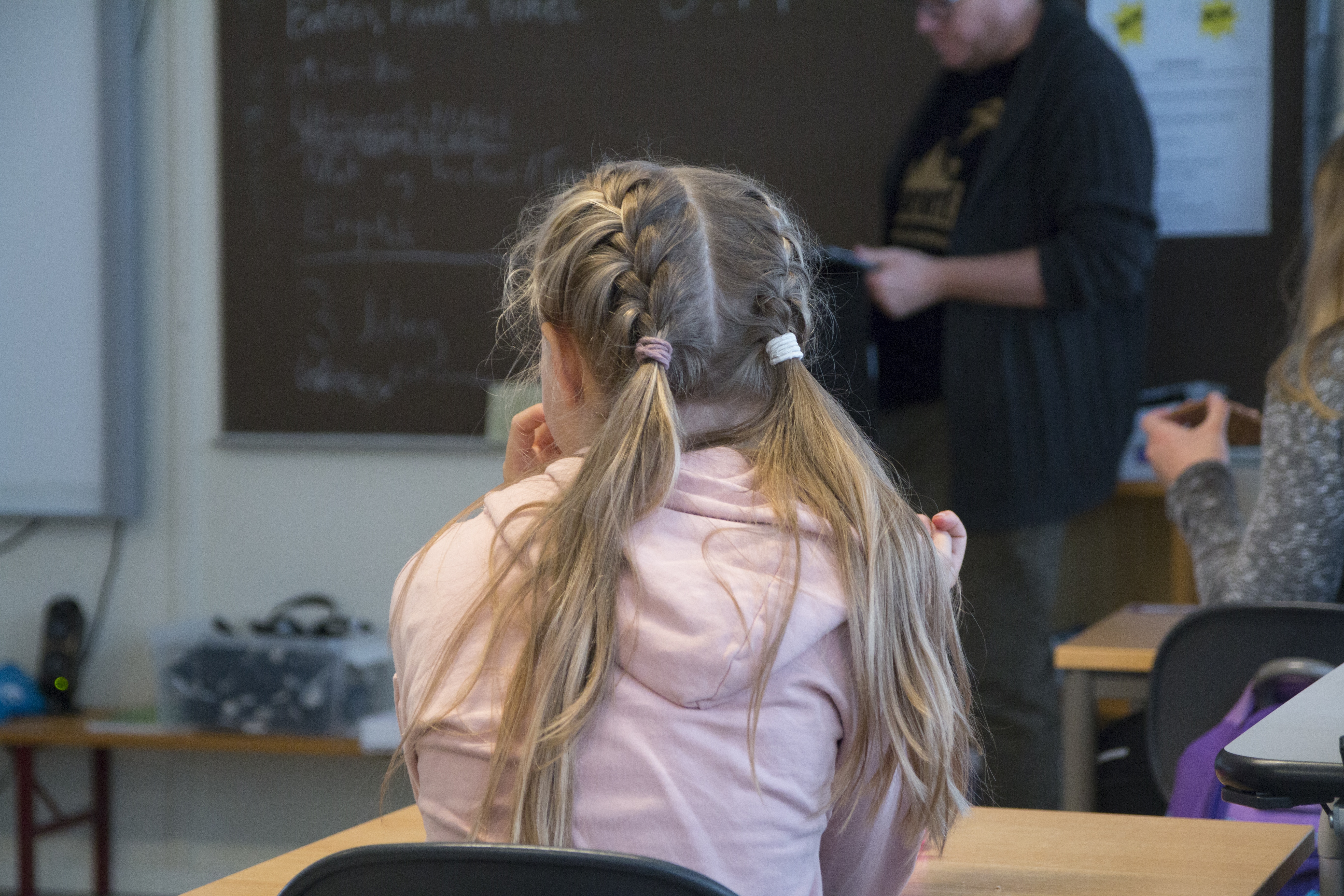 Pige med rottehaler set bagfra