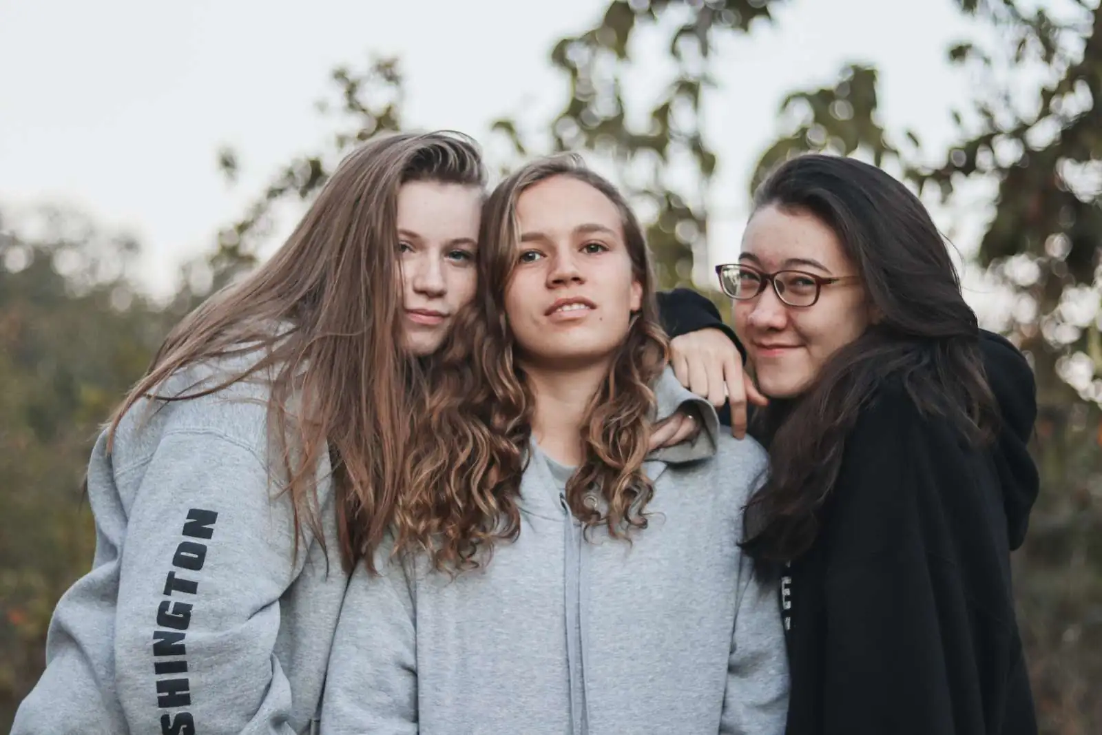Tre piger kigger ind i kameraet