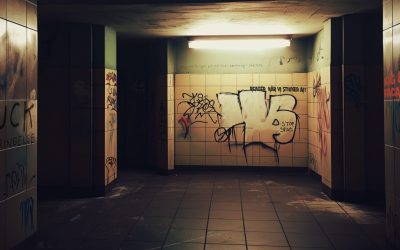 Billede af rum med graffiti med forskellige udsagn fra unge angående anbringelse på væggene.