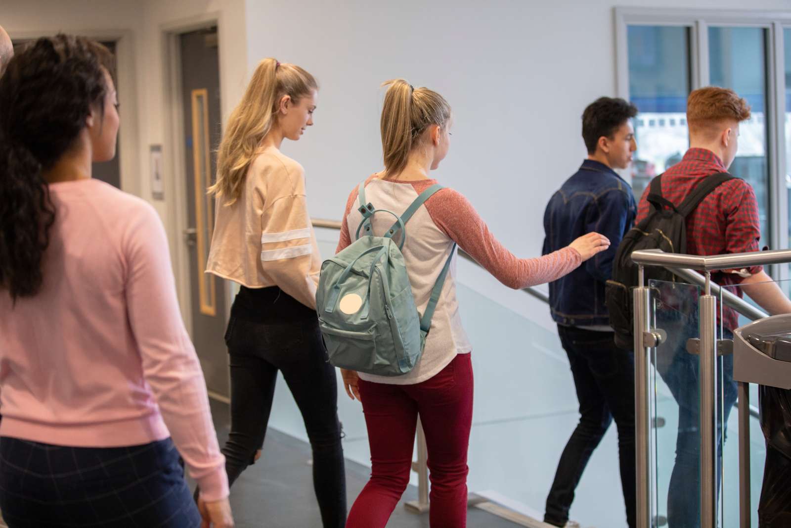 Skolebørn går ned af en trappe