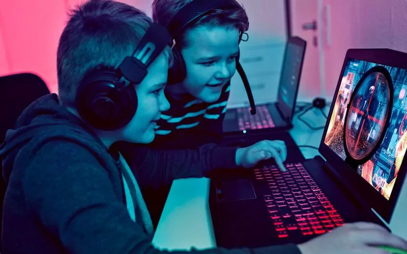 To børn spiller online