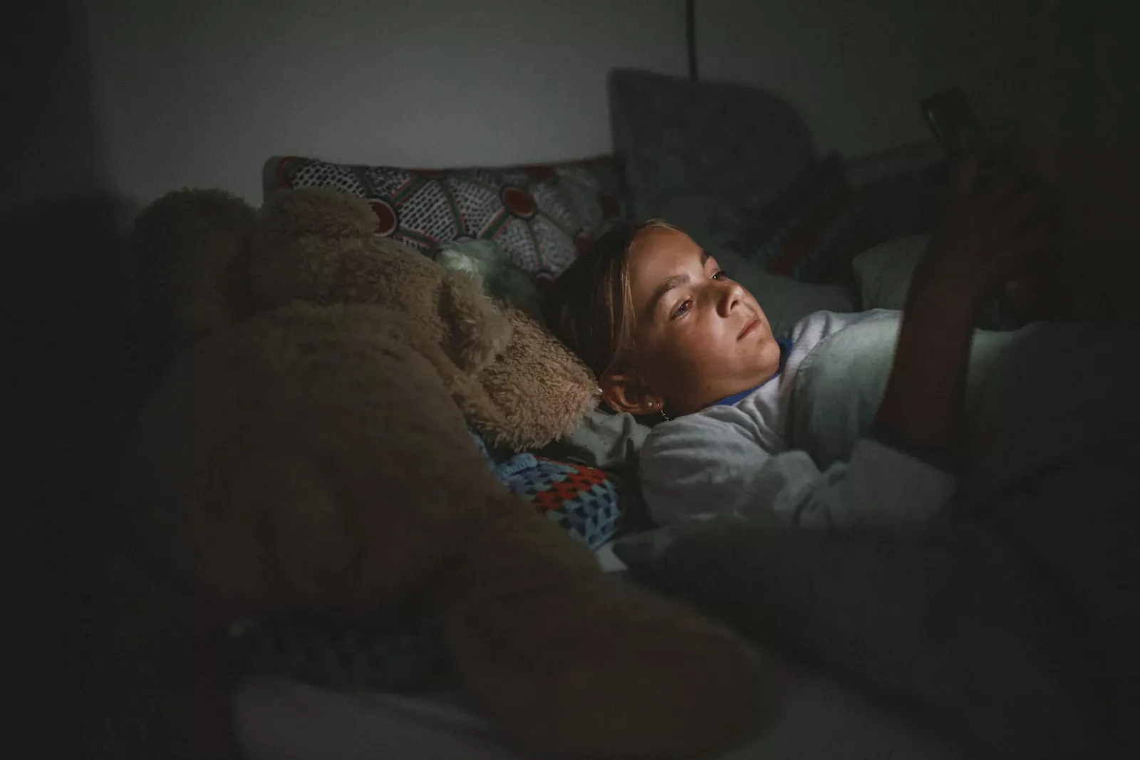 Tilde chatter på sin telefon
