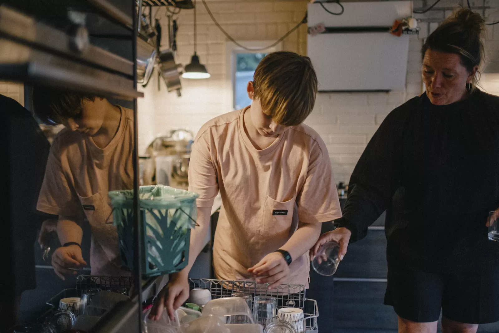 Dreng hjælper til derhjemme