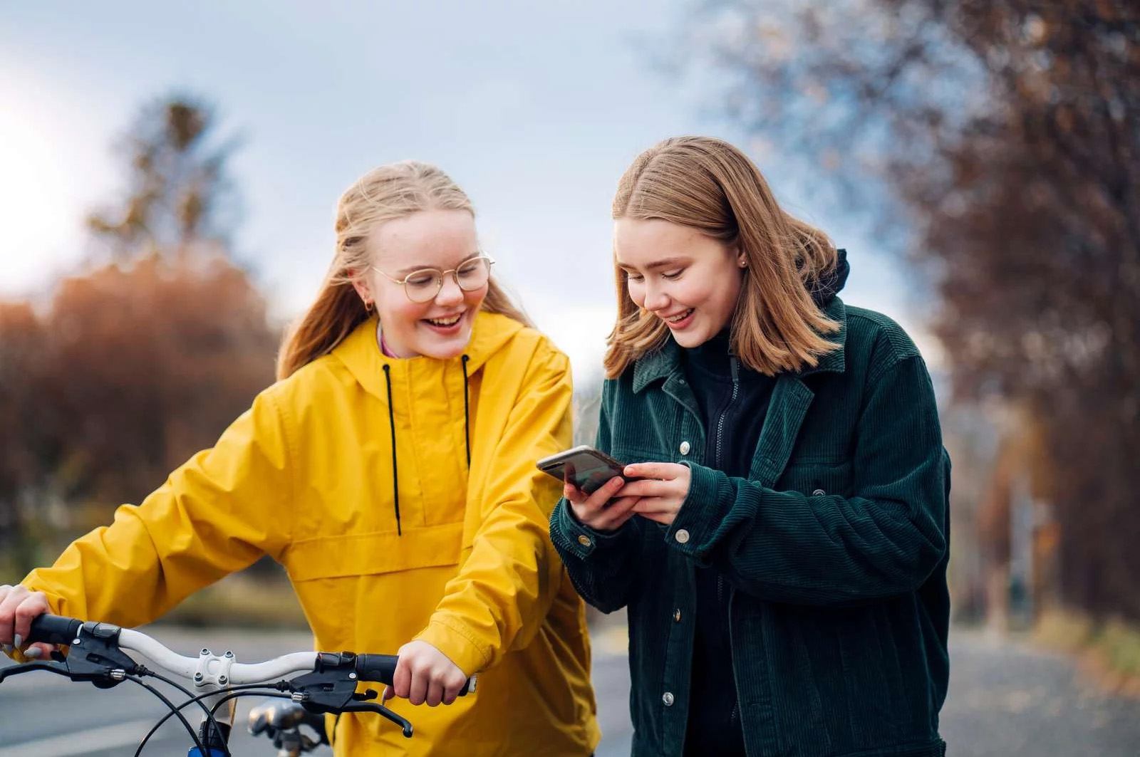 To piger kigger på en telefon