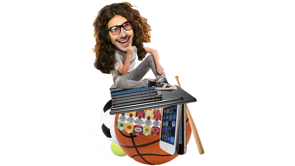 Mand med langt hår sidder på en computer ovenpå en basketball