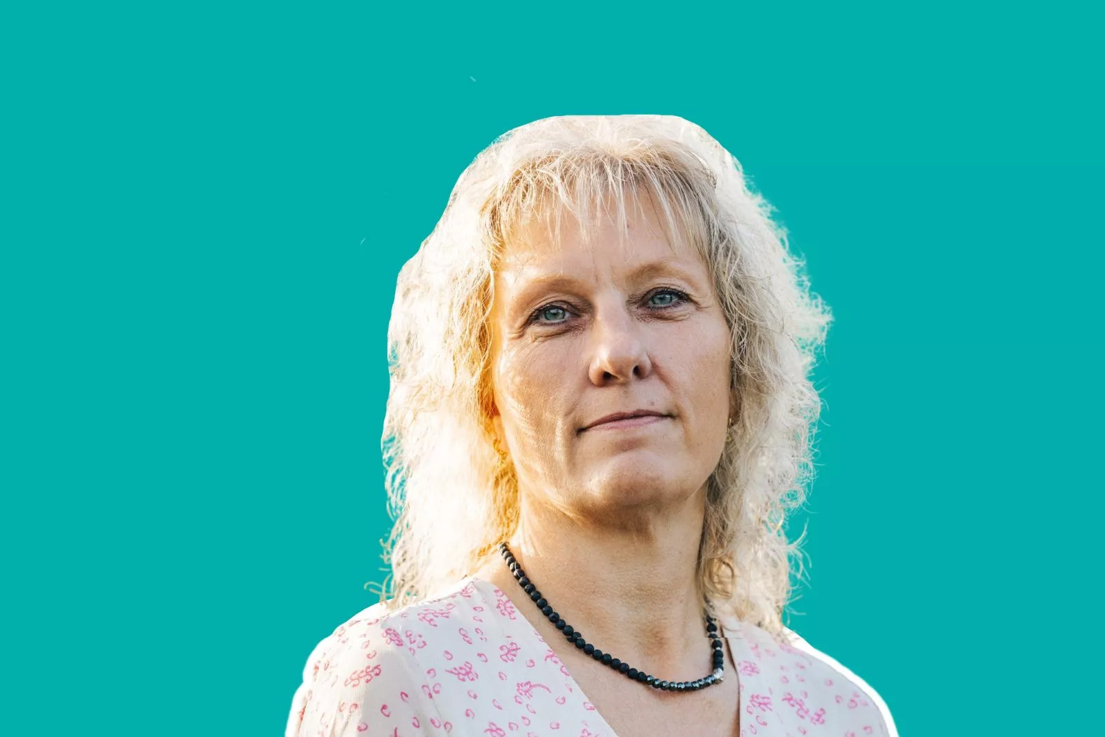 Lyshåret kvinde på tyrkis baggrund