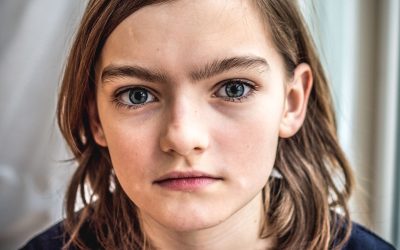 Portræt af ung pige, der kigger ind i kameraet