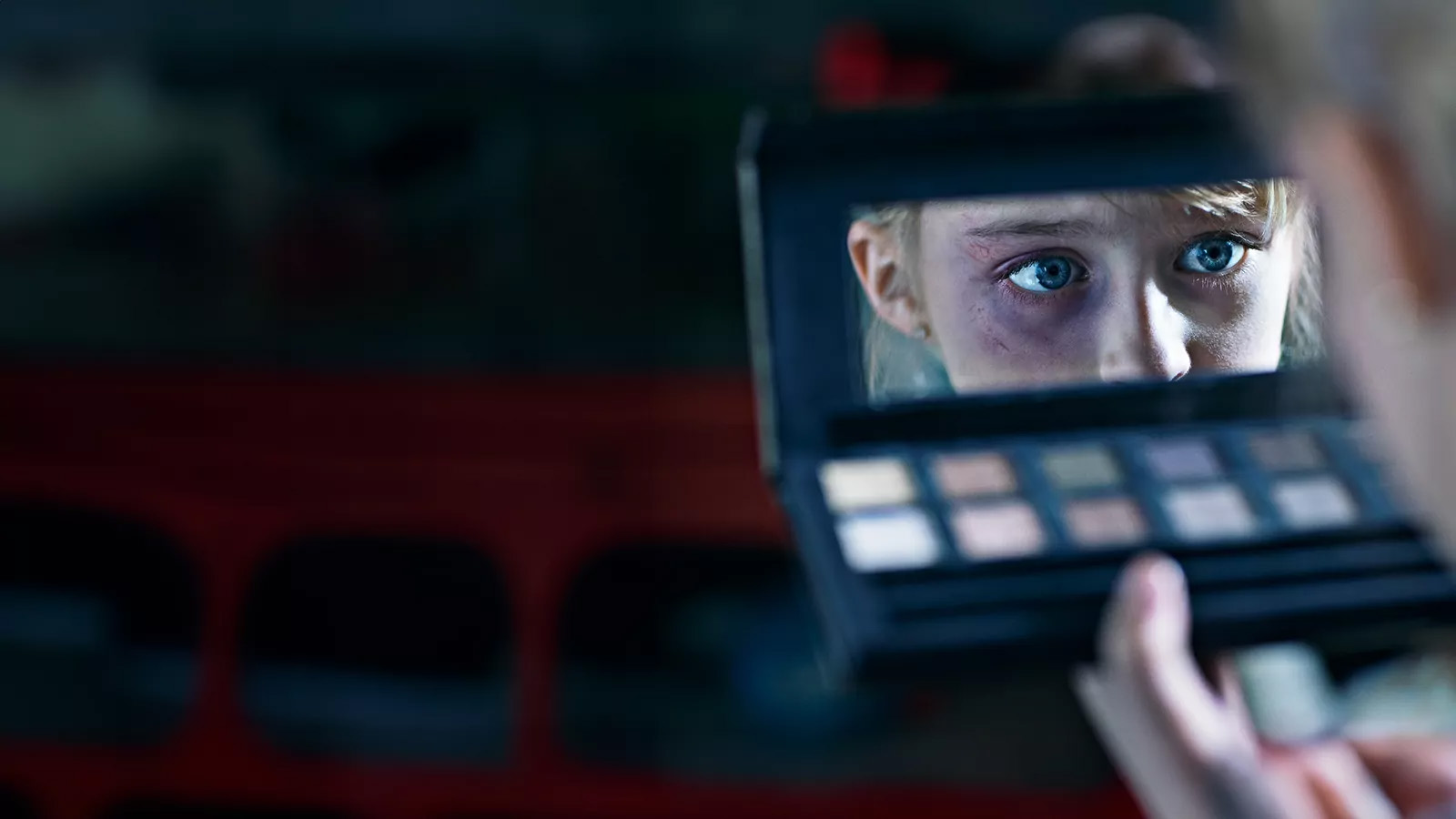 Barns ansigt reflekteret i et spejl