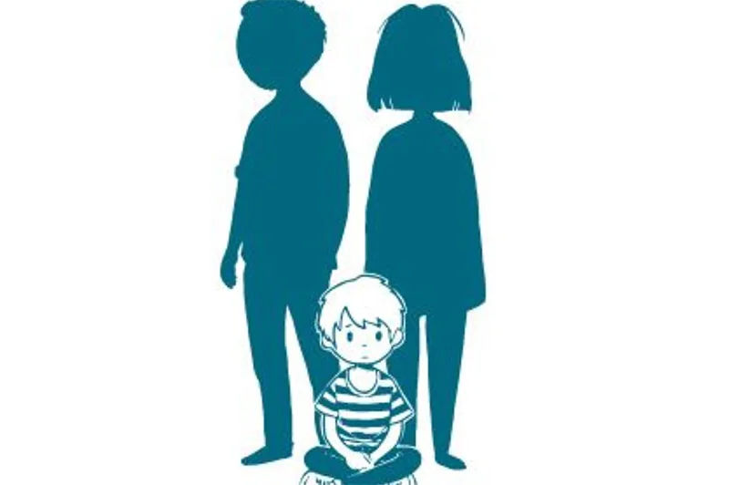 Tegning af en dreng der sidder på gulvet med silhouetten af to voksne bag sig