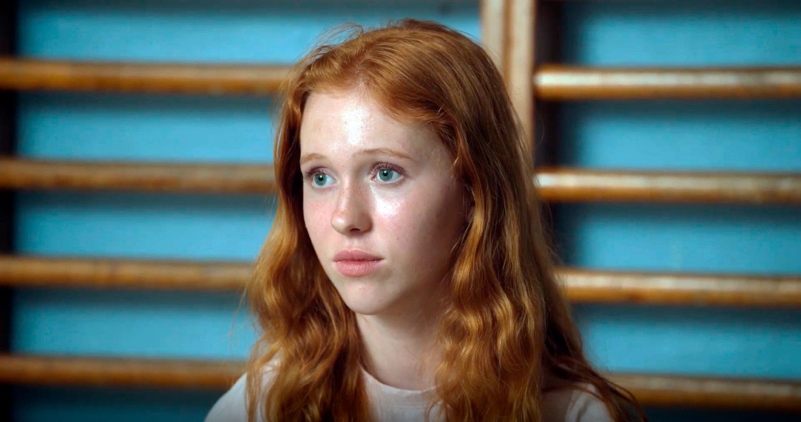 Rådhåret pige står foran træ ribber