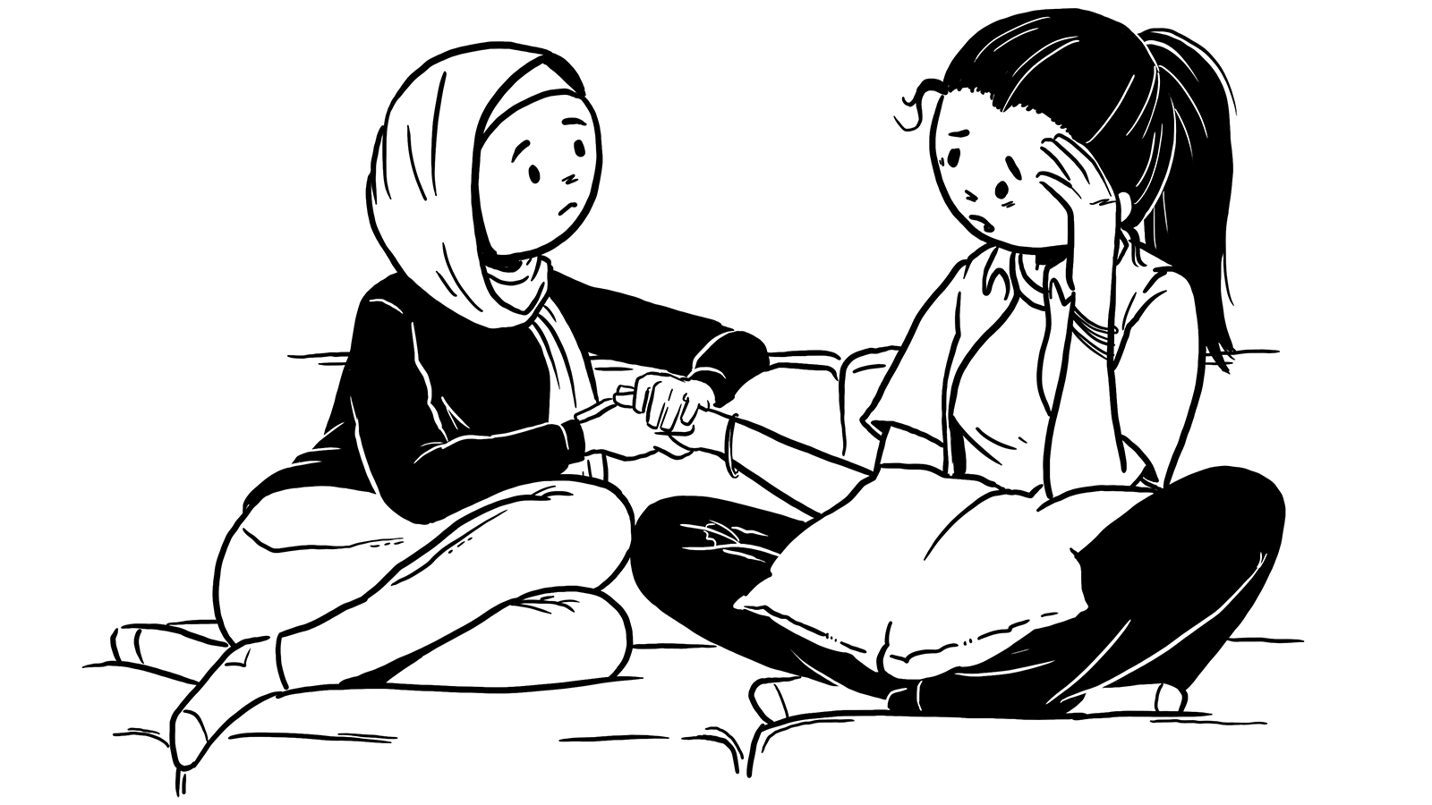 to piger taler sammen i en sofa. De ser begge bekymrede ud.