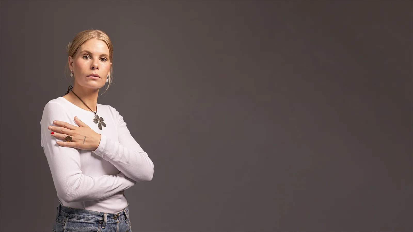 Sofie Linde står foran en grå baggrund