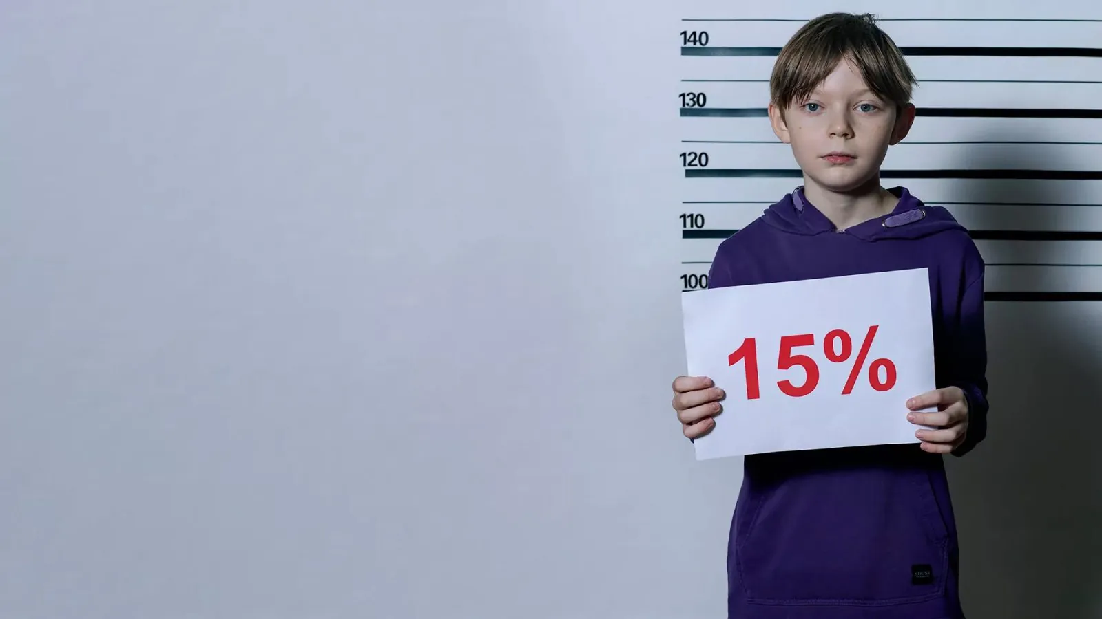 Forbryderbillede af en dreng med et skilt der signalere 15% fravær