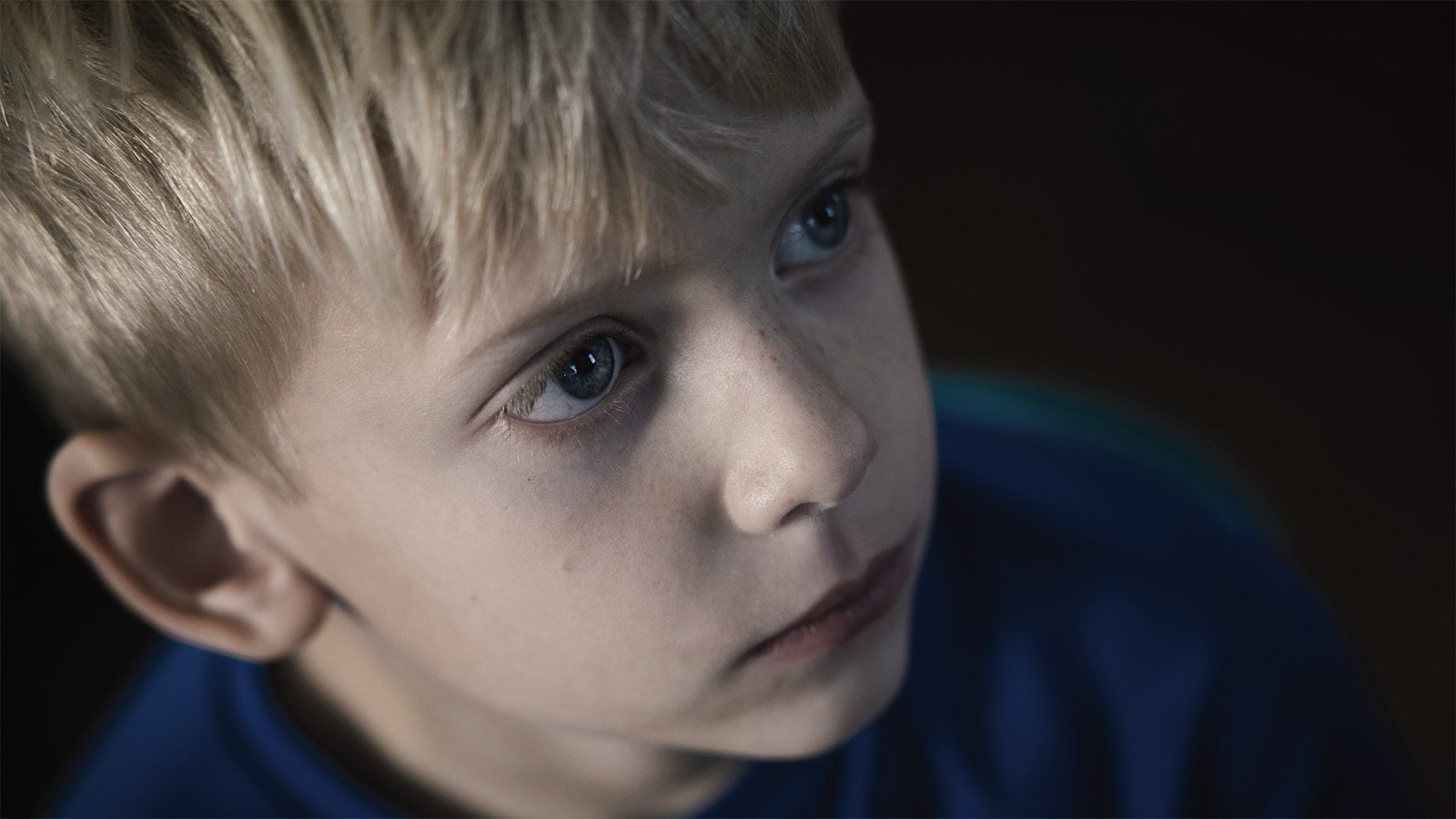 foto af en dreng der ser trist ud